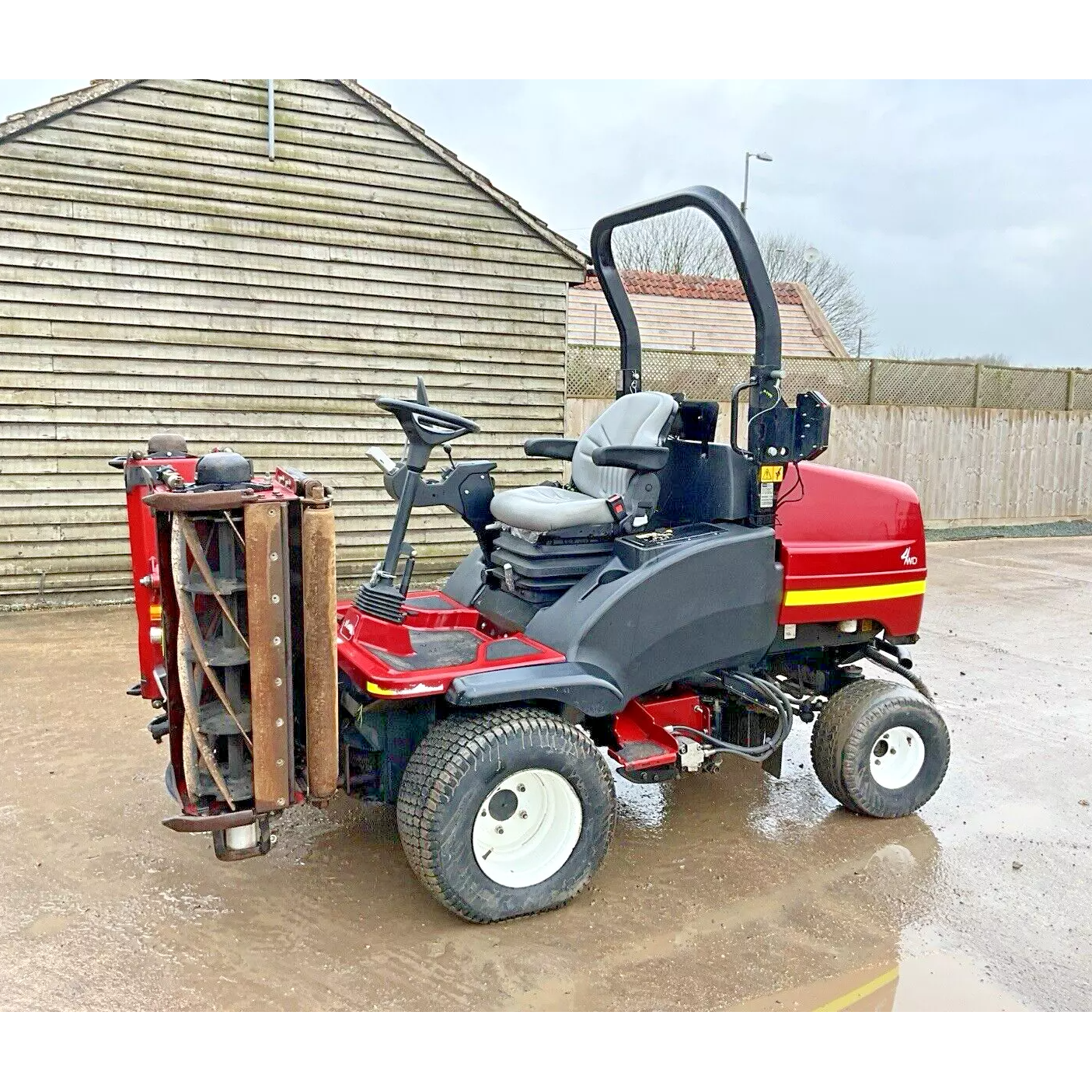 2018 TORO LT3340 TRIPLE CYLINDER RIDE ON LAWN MOWER - 2051 HOURS
